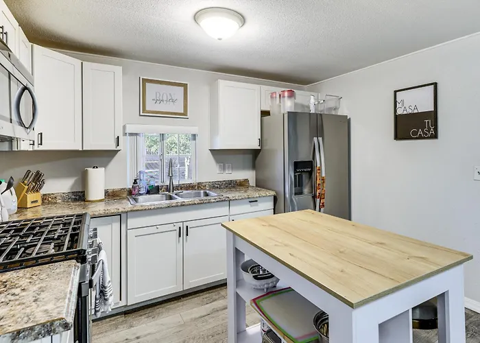 Updated Escape W/ Game 1 Block To River! Holiday home Bullhead City